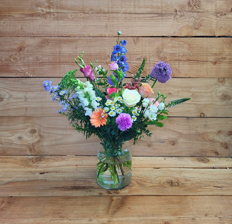 Wildboeket met kleurrijke veldbloemen in een glazen vaas – aan de zeven alleetjes Zwolle
