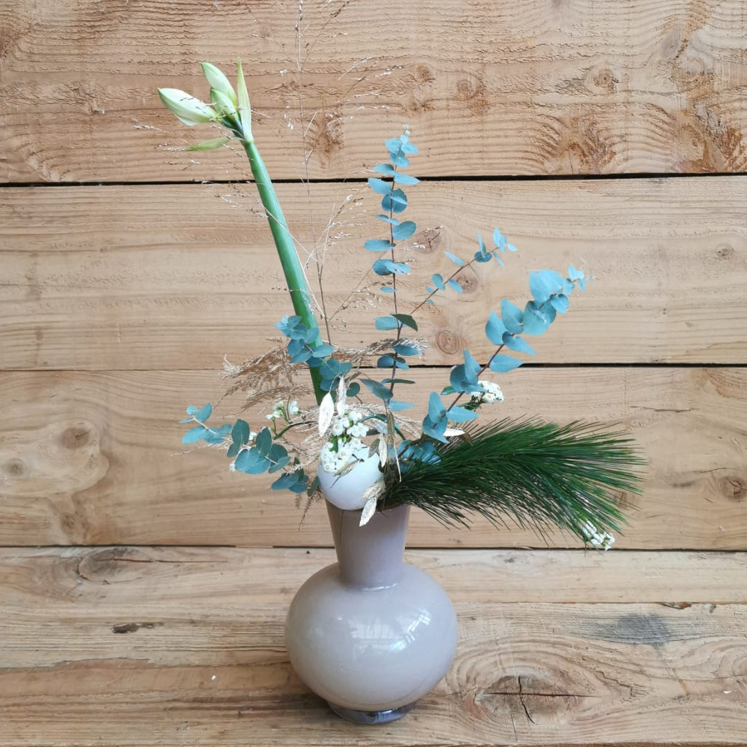 Beige vaas met bloemen