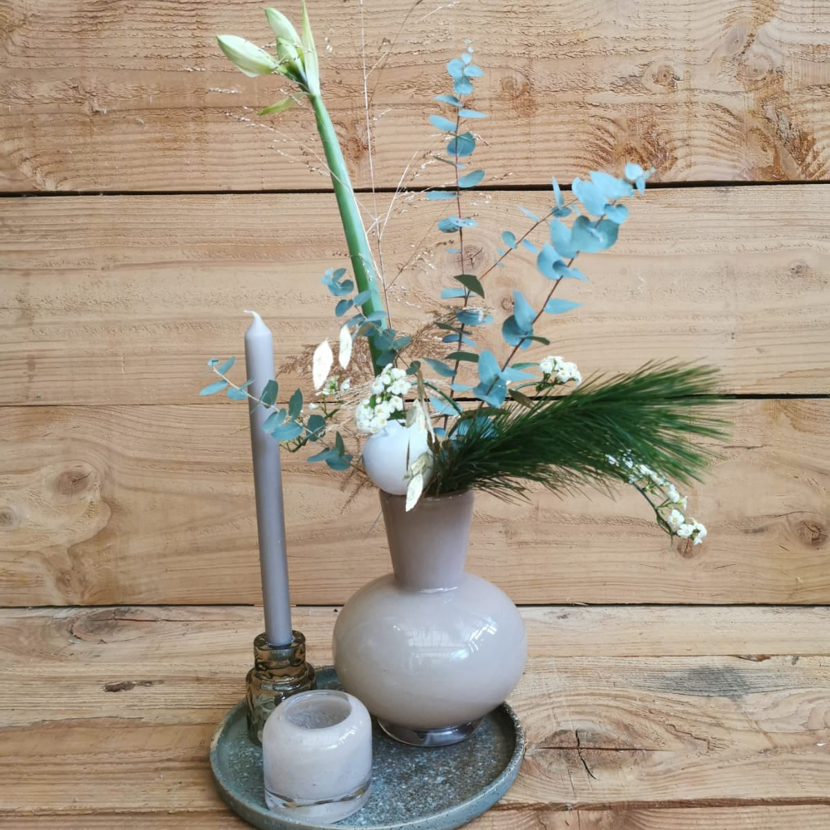 Beige vaas met bloemen compleet