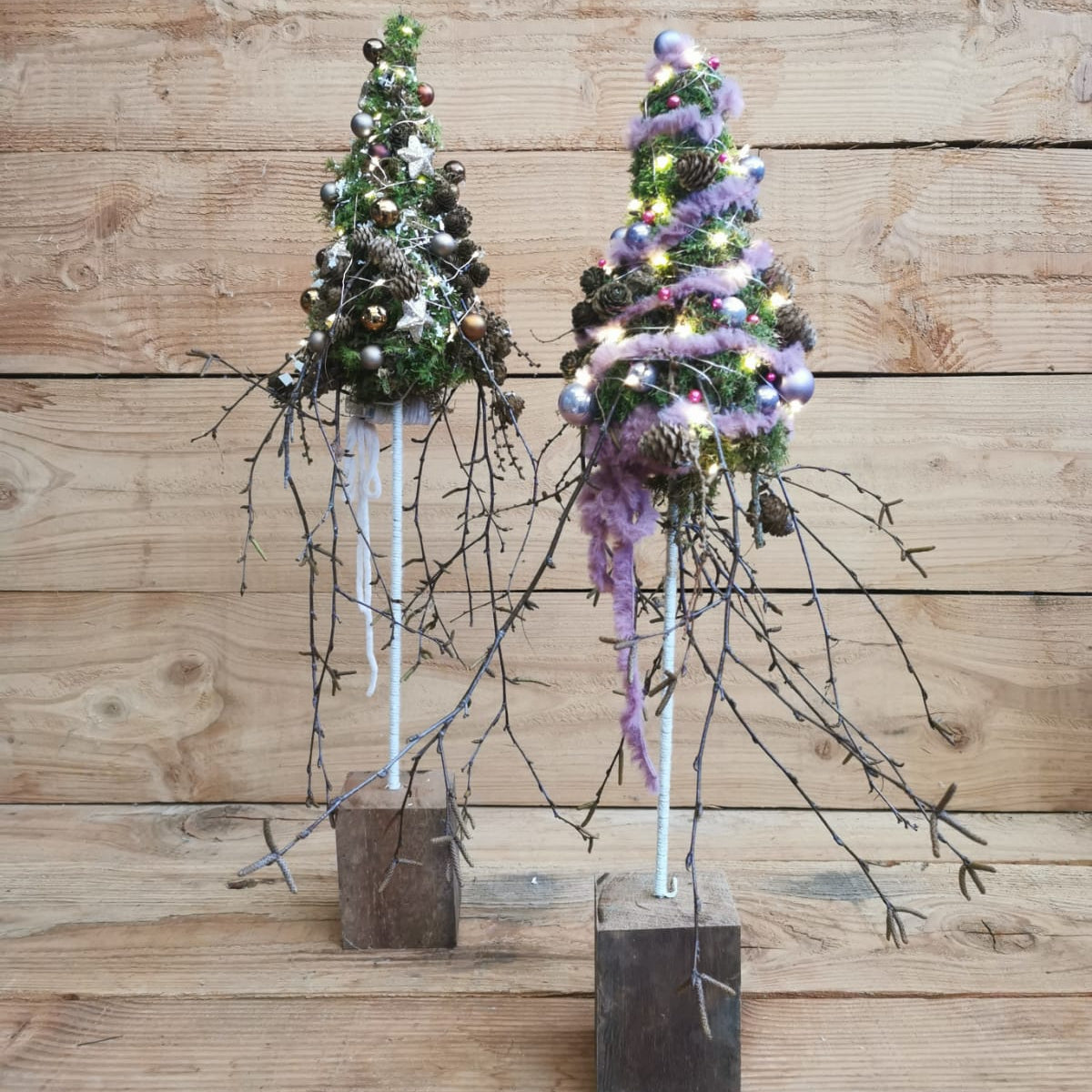 Kerstboom op stam verlicht