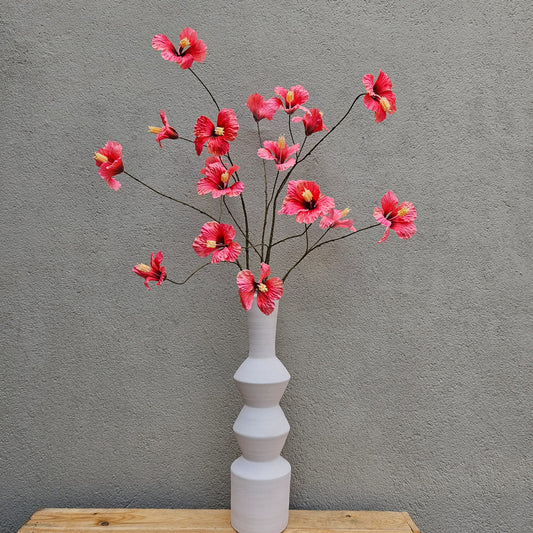 Zandkleurige vaas met Hibiscus
