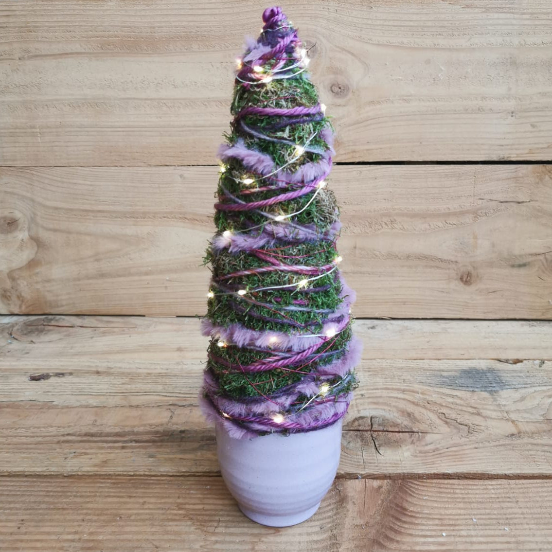 Wollig kerstboompje verlicht